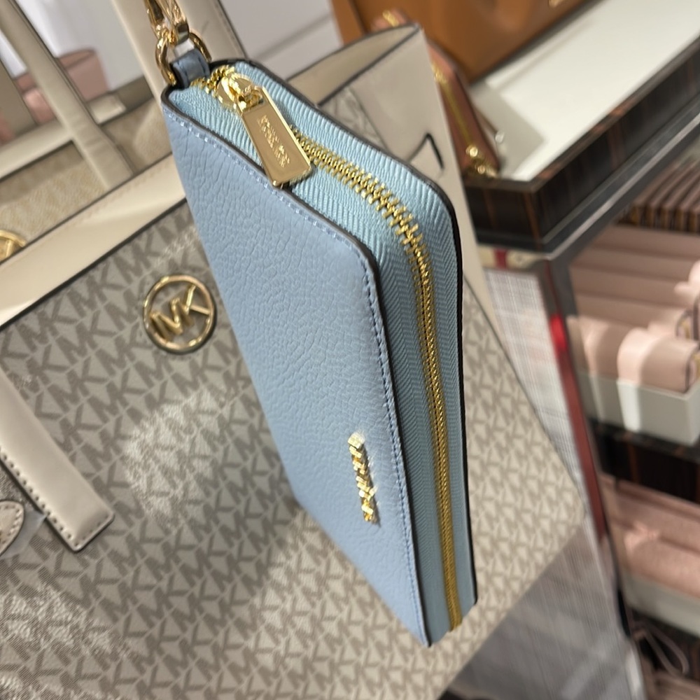 Michael Kors Jet Set Travel Large Travel CONTINENTAL 
Pale Blue - Picture 13 of 16